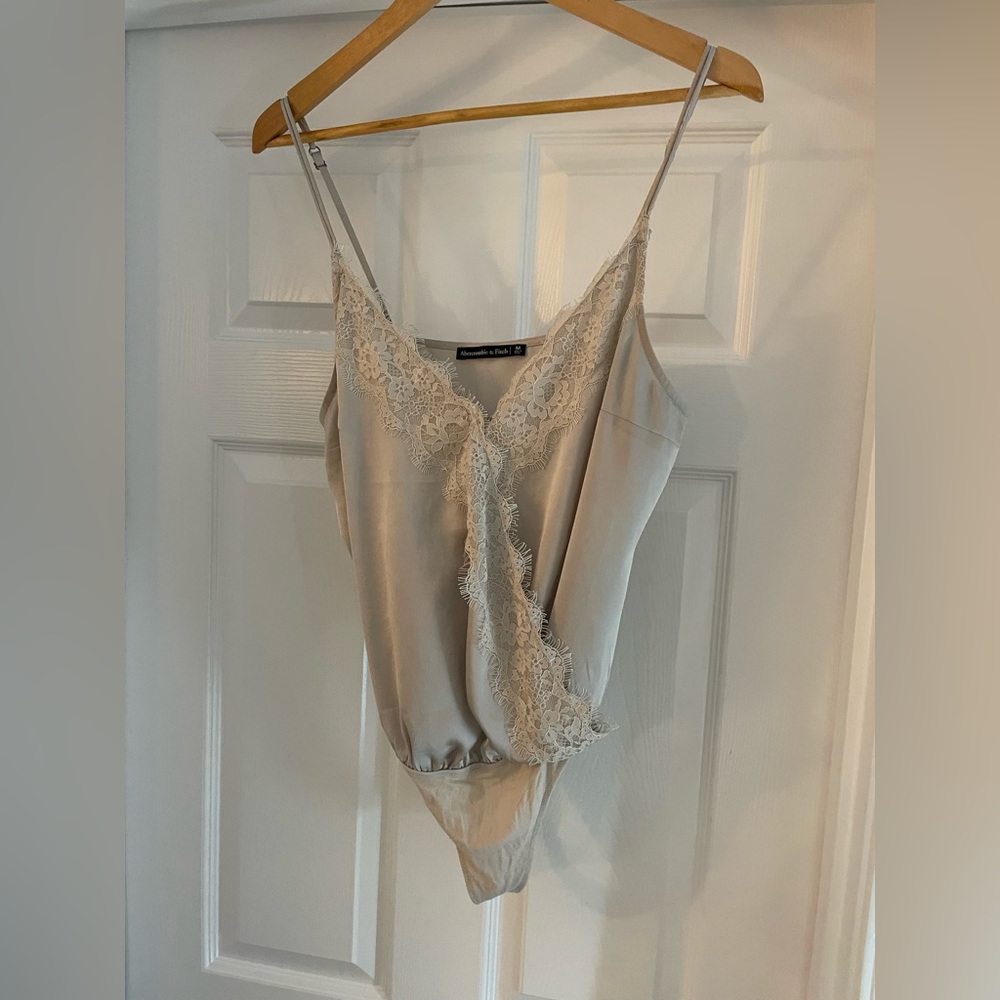 ABERCROMBIE & FITCH NUDE LACE SPAGHETTI STRAP BODYSUIT MEDIUM